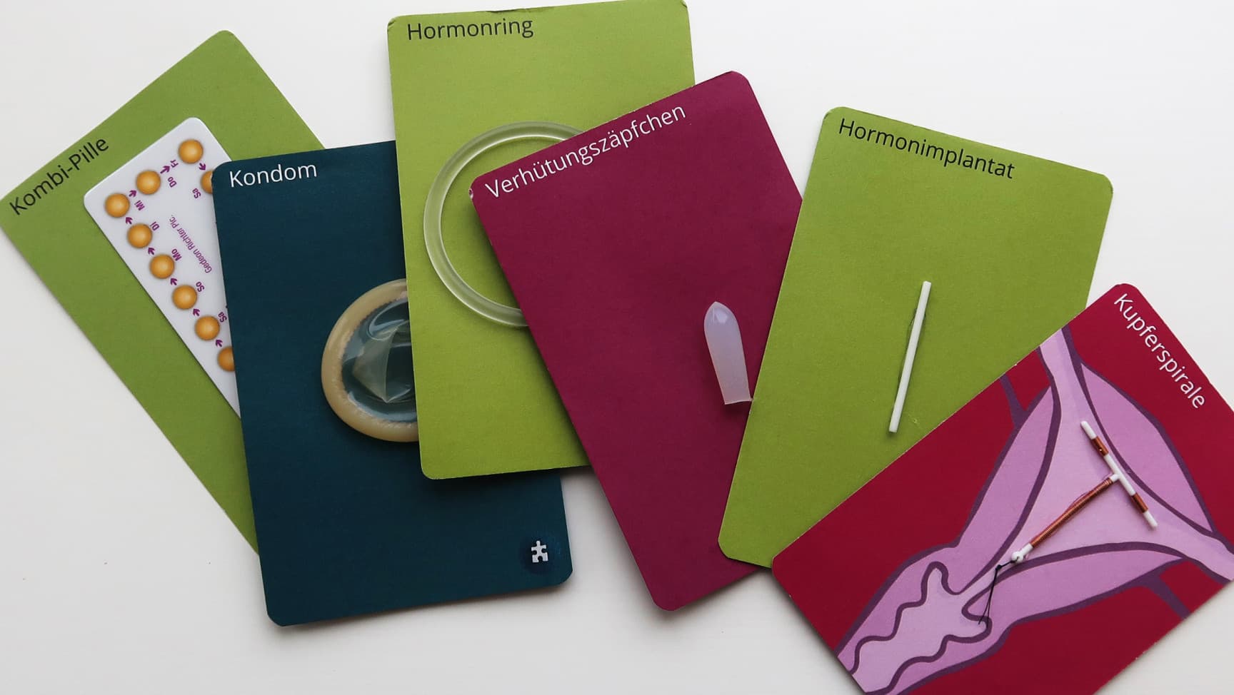 Verschiedene Verhütungsmittel aufgeklebt auf sechs Karten.