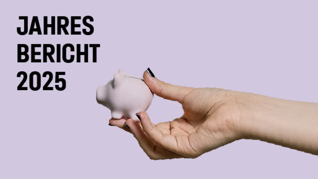 Hand hält ein kleines Sparschwein. Titel: Jahresbericht 2025