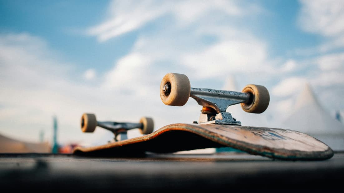 Skateboard liegt auf dem Boden, die Räder nach oben.