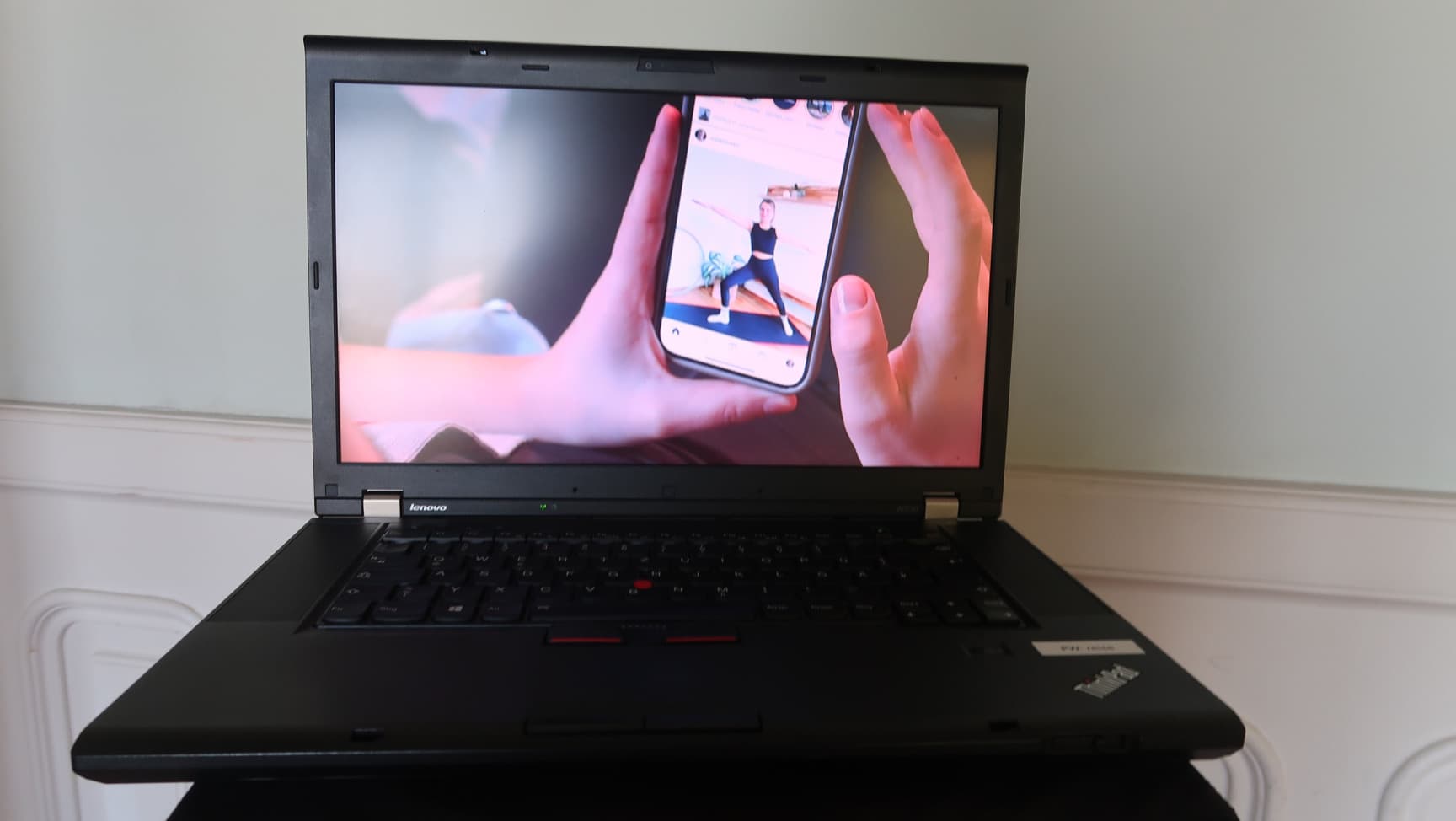 Aufgeklappter Laptop, auf dem ein Yoga-Clip läuft