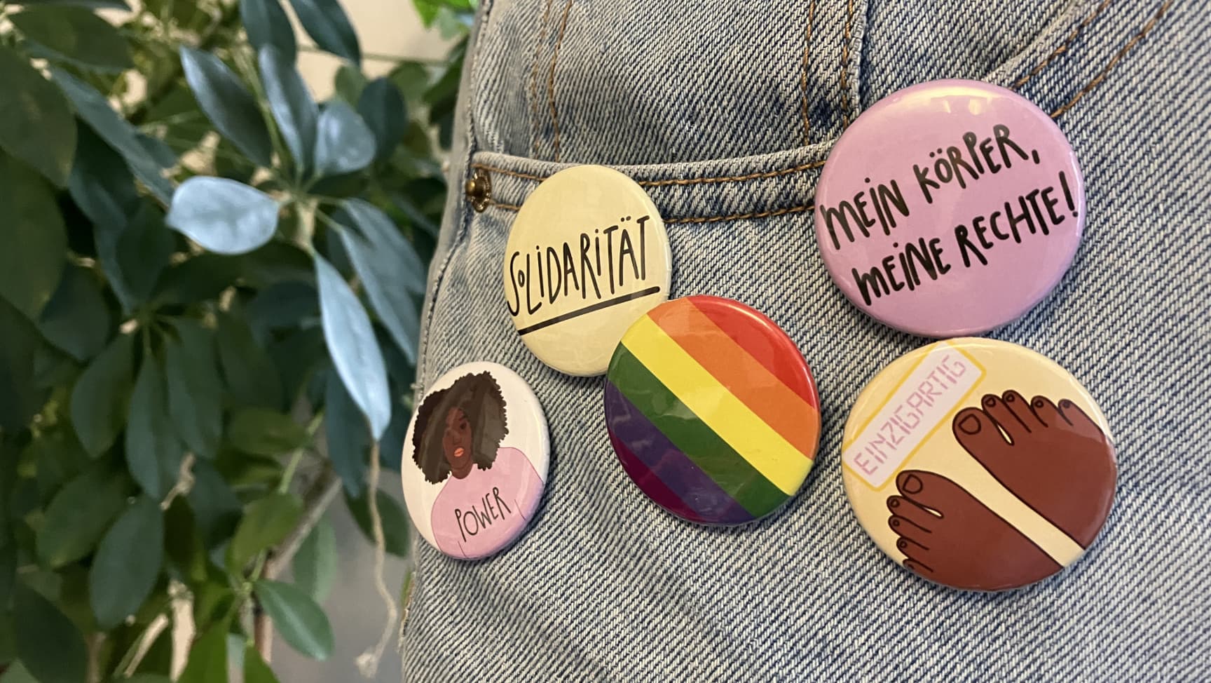 Jeans mit Buttons mit verschiedenen Statements