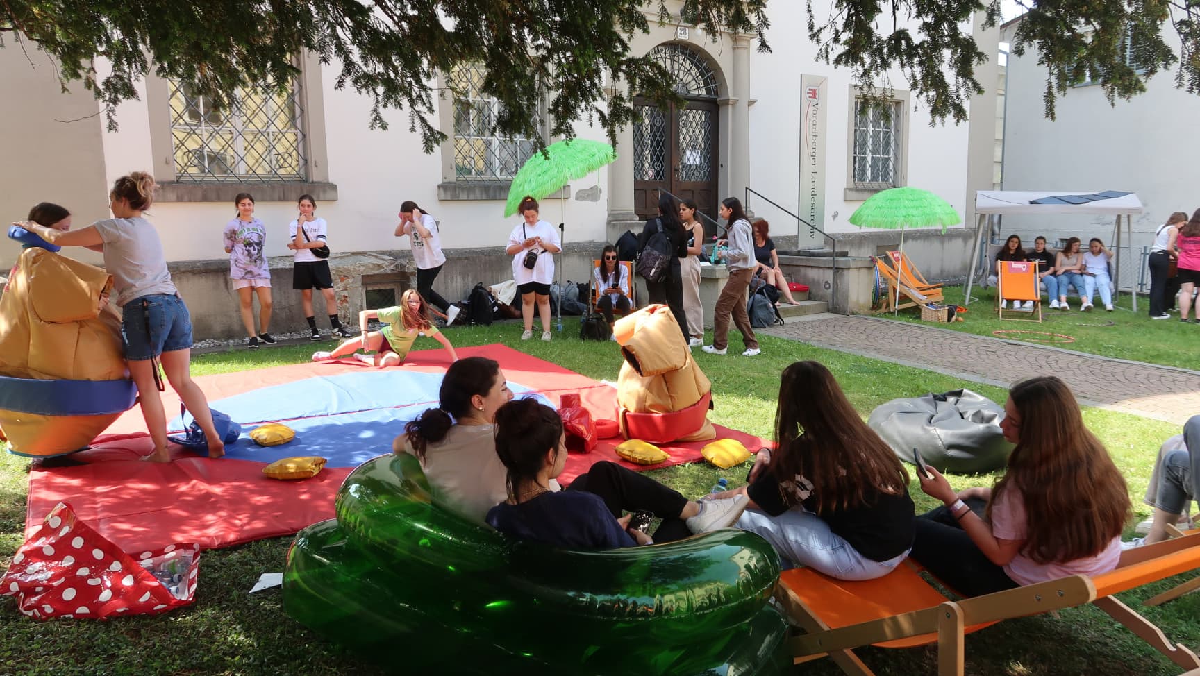 Viele Jugendliche sitzen in der Chill out Zone, andere bereiten sich auf das Sumoringen vor.