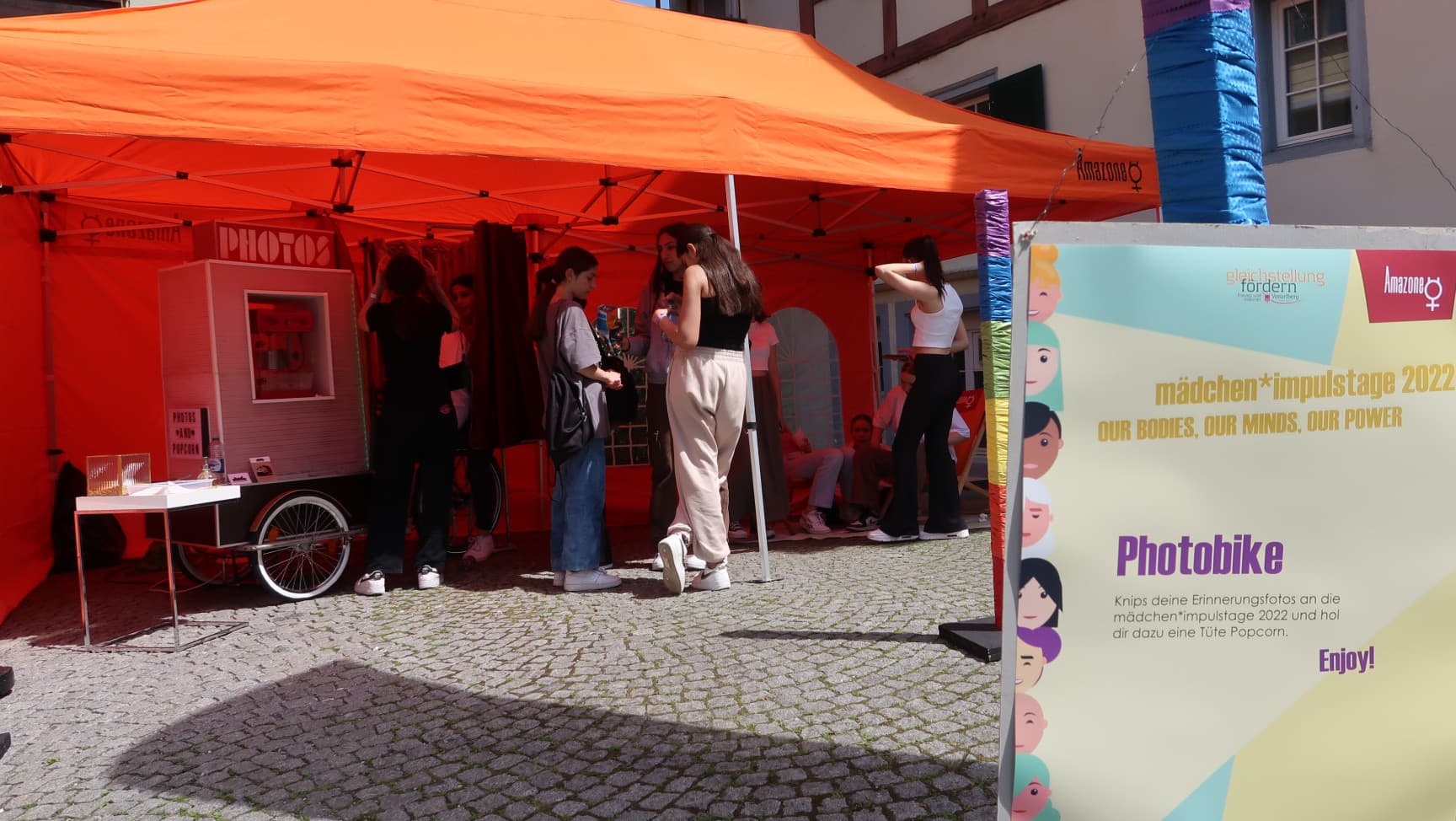 Bei der Station Photobike machen Jugendliche Fotos und chillen in Liegestühlen.