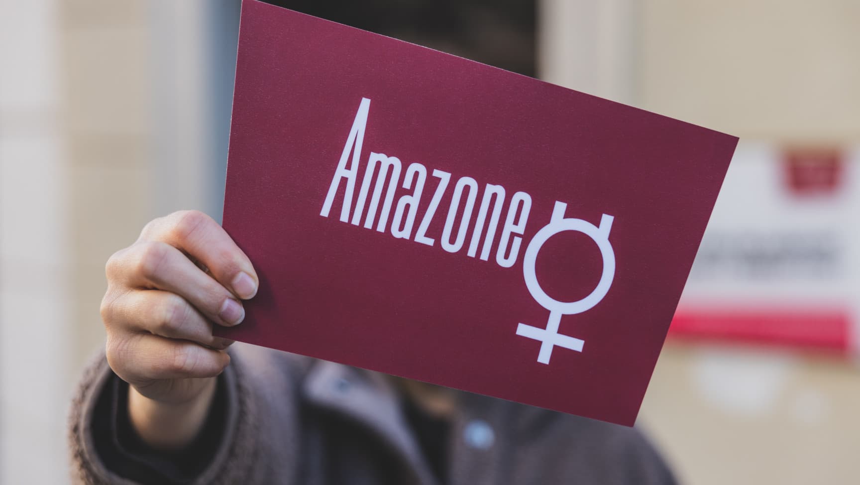 Das Logo des Verein Amazone wird in den Händen gehalten.